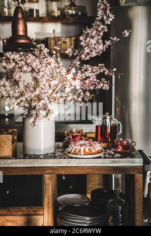 Gâteau sans gluten aux roses et aux amandes, avec fleurs et thé Banque D'Images