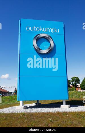 Fagersta, Suède - 10 juillet 2020 : panneau Outokumpu à la porte de l'usine de fils en acier inoxydable Outokumpu Fagersta. Banque D'Images