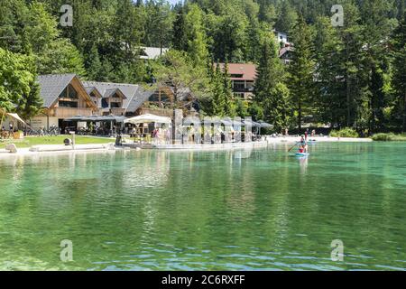 Vue panoramique sur le lac de Jasna dans les environs de Kranjska Gora, Slovénie Banque D'Images