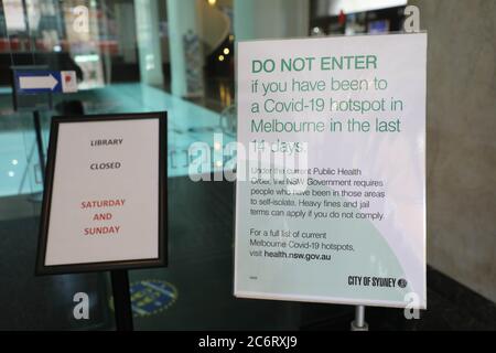 Sydney, Australie. 12 juillet 2020. Un avis à l'entrée de la Customs House Library, au 31 Alfred Street, Sydney demande à ceux qui se sont déjà rendre dans un hotspot Covid-19 à Melbourne au cours des 14 derniers jours de ne pas entrer afin d'empêcher la propagation du coronavirus. Crédit : Richard Milnes/Alamy Live News Banque D'Images