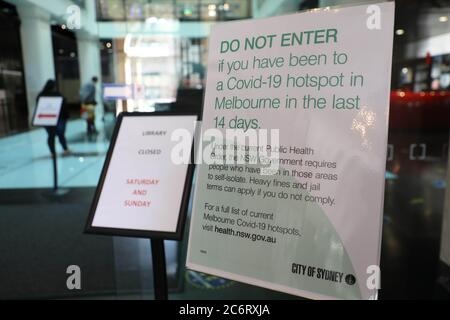 Sydney, Australie. 12 juillet 2020. Un avis à l'entrée de la Customs House Library, au 31 Alfred Street, Sydney demande à ceux qui se sont déjà rendre dans un hotspot Covid-19 à Melbourne au cours des 14 derniers jours de ne pas entrer afin d'empêcher la propagation du coronavirus. Crédit : Richard Milnes/Alamy Live News Banque D'Images