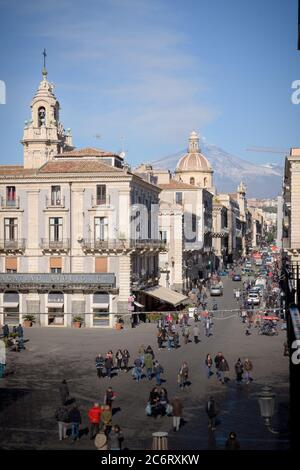 Catane, Italie - 16 janvier 2019 : perspective de la via Etnea depuis la Piazza Universita, avec le centre-ville baroque de Catane et le volcan Etna en éruption dans le Banque D'Images