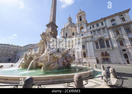 Rome, Italie -12 mars 2020: Lieu touristique populaire Piazza Navona est vide à la suite des mesures de confinement du coronavirus mises en place par le gouvernement, Banque D'Images