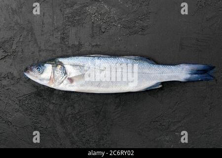 Poisson de mer cru sur table en pierre noire Banque D'Images