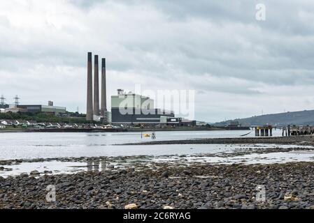 Larne, Irlande du Nord - 4 juillet 2020 : centrale électrique de Ballylumford sur les rives du port de Larne Banque D'Images