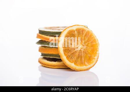 Photo de la pile de tranches de citron et d'orange séchées mélangées isolée sur fond blanc Banque D'Images