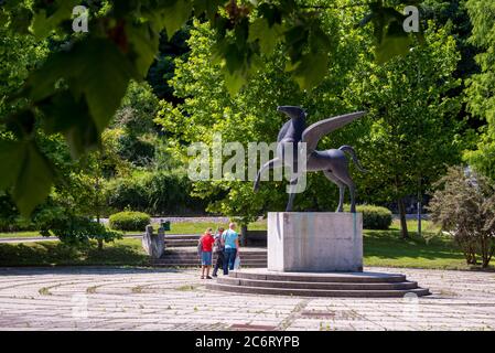 Touriste en face de la statue de cheval à ailes mythologiques à Rogaska Slatina, Slovénie Banque D'Images