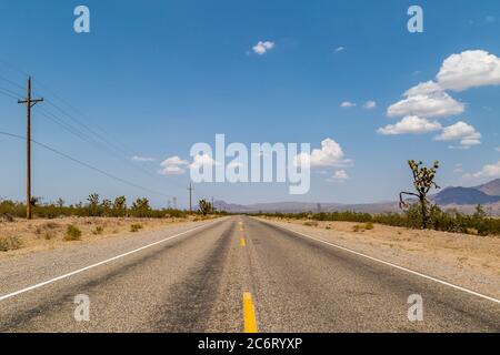 Une longue route droite traversant le désert de l'Arizona Banque D'Images