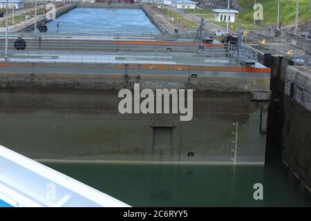 La porte des nouvelles écluses de Gatun s'ouvre à l'agrandissement du canal de Panama, doublant ainsi le nombre de bateaux de croisière et de conteneurs qui peuvent naviguer entre les Atlant Banque D'Images