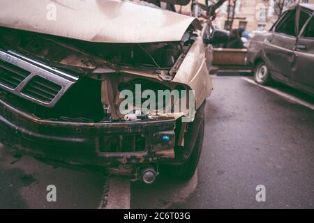 La voiture après l'accident. Voiture cassée sur la route. La carrosserie de la voiture est endommagée à la suite d'un accident. Tête haute vitesse sur un trafic de voiture Banque D'Images