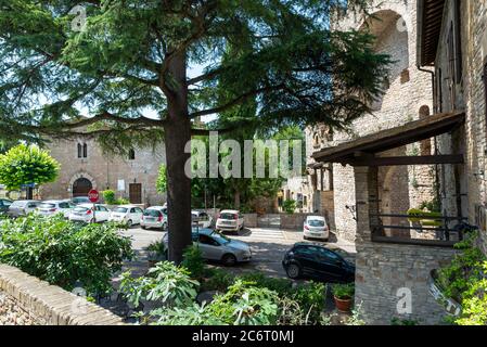 assisi,italie juillet 11 2020 :jardin situé près de la porte de San Pietro di Assisi Banque D'Images