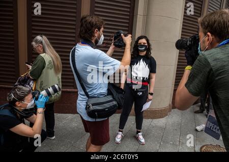 Moscou, Russie. 4 juillet 2020 les photographes de l'agence de presse portant des masques et des gants protecteurs prennent des photos des manifestants contre les amendements constitutionnels qui font la queue dans le bâtiment de l'administration présidentielle russe à Moscou, en Russie. Banque D'Images