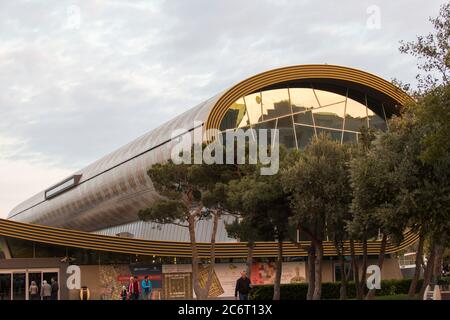 Le Musée du tapis de l'Azerbaïdjan est l'un des nombreux bâtiments commandés par le Gouvernement azéri pour orner la capitale nationale de Bakou, Azerbaïdjan. Banque D'Images