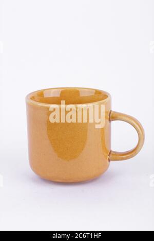 Tasse de café sur le temps de pause dans fond blanc isolé Banque D'Images