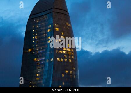 Le complexe de tours de flamme se compose de 3 tours stylisées qui s'allument la nuit, un autre exemple d'architecture moderne à Bakou Azerbaïdjan Banque D'Images