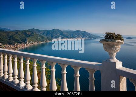 Vue panoramique depuis la colline de la côte ligure avec les villes de Laigueglia et Alassio Banque D'Images