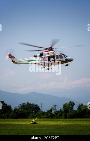 TURIN, ITALIE - 3 JUILLET 2016 : démonstration par l'équipe de sauvetage en hélicoptère de la personne blessée en récupération avec transfert par palan pendant un salon de l'aéronautique Banque D'Images