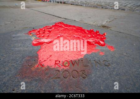 Edimbourg, Ecosse, Royaume-Uni. 12 juillet 2020. Les manifestants de la communauté trans ont vandalisé les empreintes de main de JK Rowling avec de la peinture rouge devant les chambres de ville dans le centre-ville d'Édimbourg. Iain Masterton/Alay Live News Banque D'Images