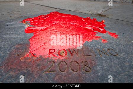 Edimbourg, Ecosse, Royaume-Uni. 12 juillet 2020. Les manifestants de la communauté trans ont vandalisé les empreintes de main de JK Rowling avec de la peinture rouge devant les chambres de ville dans le centre-ville d'Édimbourg. Iain Masterton/Alay Live News Banque D'Images