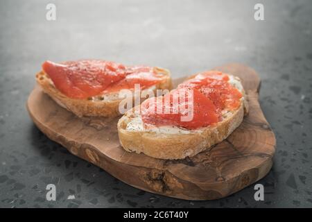 Sandwich au saumon fumé et au fromage à la crème sur le pain d'olive carte Banque D'Images