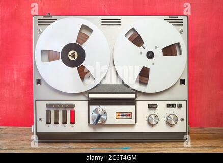 Magnétophone analogique vintage à bobine ouverte daté de les années 60 en bon état de fonctionnement Banque D'Images