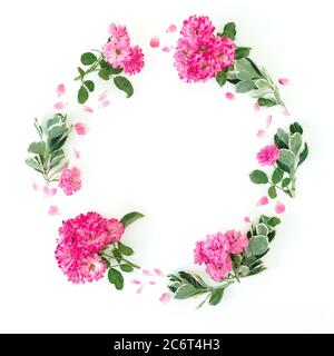 Cadre rond en fleurs roses roses et feuilles vertes sur fond blanc. Flat Lay, vue de dessus Banque D'Images