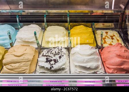 Large choix de différentes sortes de glaces en Italie Banque D'Images