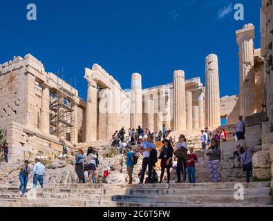 Athènes, Attique / Grèce - 2018/04/02: Vue panoramique de Propylaea, érigée par Périclès, porte monumentale de l'Acropole complexe au sommet de l'Acropole Banque D'Images