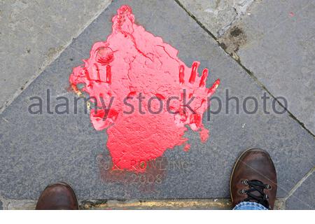 Edimbourg, Ecosse, Royaume-Uni. 12 juillet 2020. Auteur J.K. Les empreintes de main de Rowling ont été vandalisées avec de la peinture rouge aux chambres de ville, en réponse apparente à ses commentaires concernant la communauté transgenre. Crédit : Craig Brown/Alay Live News Banque D'Images