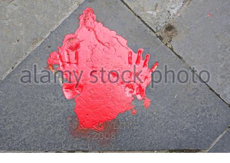 Edimbourg, Ecosse, Royaume-Uni. 12 juillet 2020. Auteur J.K. Les empreintes de main de Rowling ont été vandalisées avec de la peinture rouge aux chambres de ville, en réponse apparente à ses commentaires concernant la communauté transgenre. Crédit : Craig Brown/Alay Live News Banque D'Images