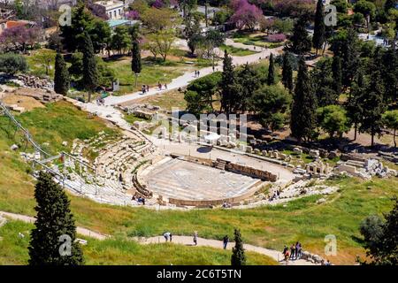Athènes, Attique / Grèce - 2018/04/02: Vue panoramique du Théâtre de Dionysos ou théâtre grec ancien en pierre de Dionysos sur la pente de la colline de l'Acropole Banque D'Images