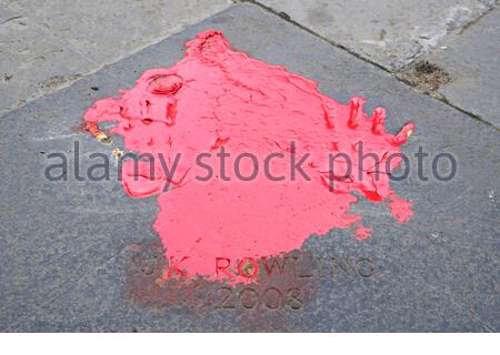 Edimbourg, Ecosse, Royaume-Uni. 12 juillet 2020. Auteur J.K. Les empreintes de main de Rowling ont été vandalisées avec de la peinture rouge aux chambres de ville, en réponse apparente à ses commentaires concernant la communauté transgenre. Crédit : Craig Brown/Alay Live News Banque D'Images