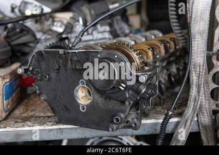 Gros plan de l'ancienne culasse sur la tablette de l'atelier de garage. Banque D'Images