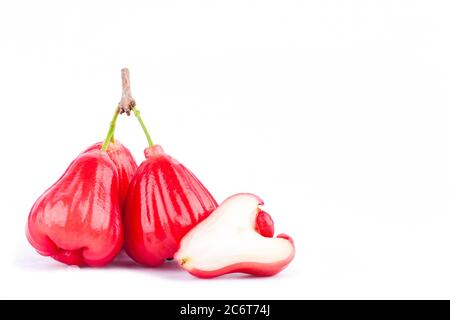 moitié de pomme de rose et de pommes de rose rouges sur fond blanc nourriture saine de fruit de pomme de rose isolée Banque D'Images