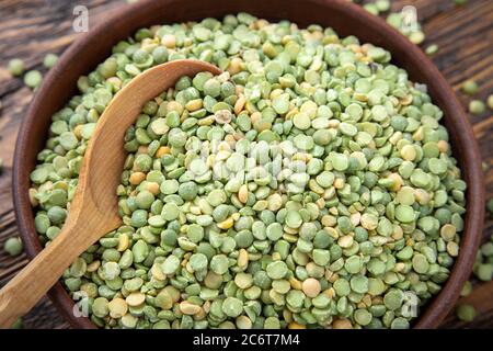 Petits pois sec dans une assiette sur un fond en bois brun haricots soupe nutritive pour. Banque D'Images