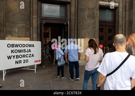 Varsovie, Pologne. 12 juillet 2020. Les électeurs attendant de voter dans le centre de Varsovie. La Pologne décide aujourd'hui si le président sera l'actuel président conservateur Andrzej Duda ou le maire de Varsovie Rafal Trzakowski. Credit: Dino Geromella / Alamy Live News Banque D'Images