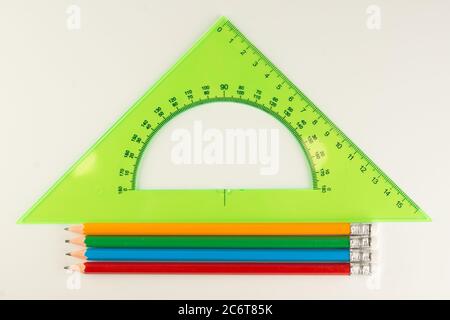 règle triangulaire pour étudier à l'école isolée sur fond blanc Banque D'Images