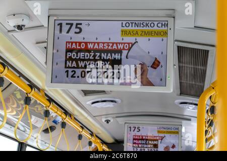 Varsovie, Pologne. 12 juillet 2020. Message promotionnel dans un bus invitant les personnes de Varsovie à voter. La Pologne décide aujourd'hui si le président sera l'actuel président conservateur Andrzej Duda ou le maire de Varsovie Rafal Trzakowski. Credit: Dino Geromella / Alamy Live News Banque D'Images