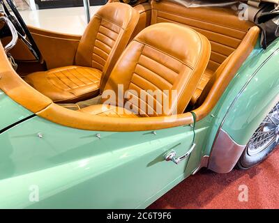 un beau siège en cuir dans la voiture intérieure Banque D'Images