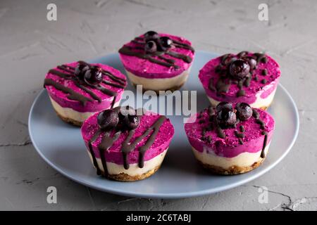 Mini-tartes faites maison avec baies fraîches crème rose et mûres Banque D'Images