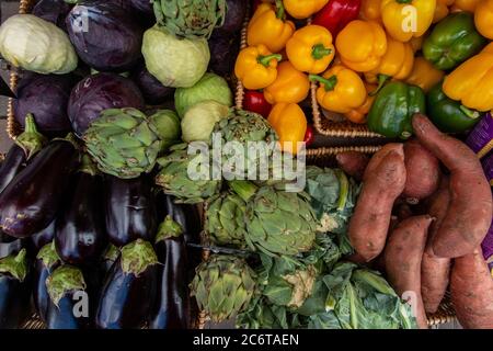 Poivrons, aubergines, artichauts, patates douces et chou biologiques exposés dans un greengrocking Banque D'Images