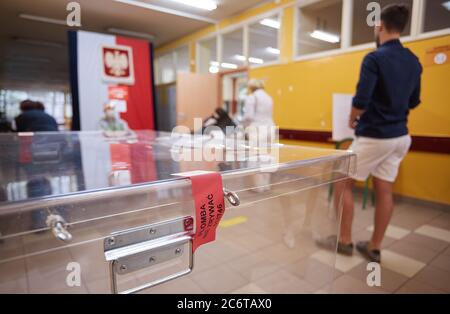 Varsovie, Mazovie, Pologne. 12 juillet 2020. Élection présidentielle en Poland.in la photo: Vote citoyen crédit: Hubert Mathis/ZUMA Wire/Alay Live News Banque D'Images