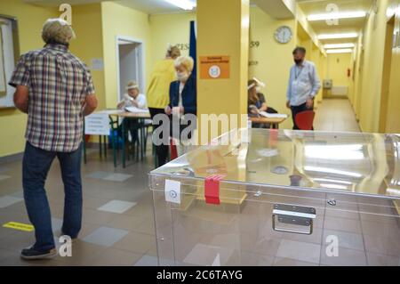 Varsovie, Mazovie, Pologne. 12 juillet 2020. Élection présidentielle en Poland.in la photo: Vote citoyen crédit: Hubert Mathis/ZUMA Wire/Alay Live News Banque D'Images