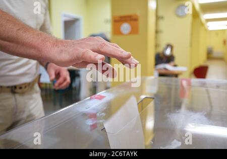 Varsovie, Mazovie, Pologne. 12 juillet 2020. Élection présidentielle en Poland.in la photo: Vote citoyen crédit: Hubert Mathis/ZUMA Wire/Alay Live News Banque D'Images