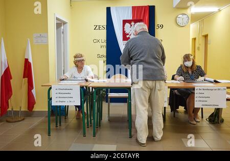 Varsovie, Mazovie, Pologne. 12 juillet 2020. Élection présidentielle en Poland.in la photo: Vote citoyen crédit: Hubert Mathis/ZUMA Wire/Alay Live News Banque D'Images