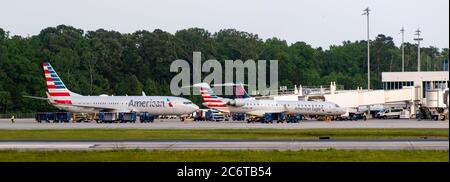 Le terminal de l'aéroport international de Charleston avec American Airlines et Delta Banque D'Images