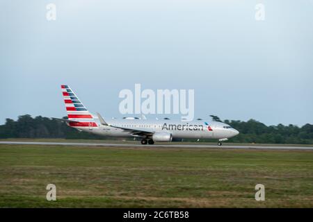 Un Boeing 737 d'American Airlines s'est aligné sur une piste pour le départ Banque D'Images