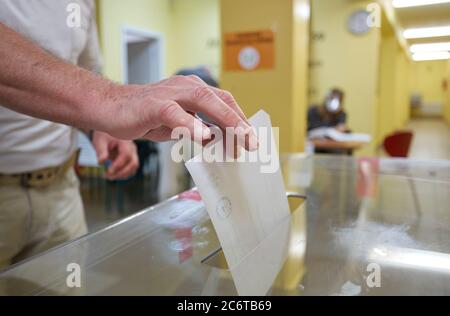 Varsovie, Mazovie, Pologne. 12 juillet 2020. Élection présidentielle en Poland.in la photo: Vote citoyen crédit: Hubert Mathis/ZUMA Wire/Alay Live News Banque D'Images