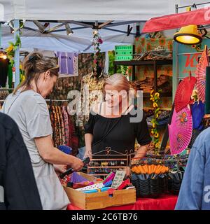 Berlin, Allemagne - 28 juin 2019 : festival de rue multiculturel avec de nombreuses personnes dans le quartier Kreuzberg de Berlin. Banque D'Images