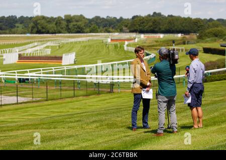 Le greffier du cours Andrew Morris interviewé par Luke Harvey pour Sky Sports Racing à l'hippodrome de Bangor-on-Dee. Banque D'Images
